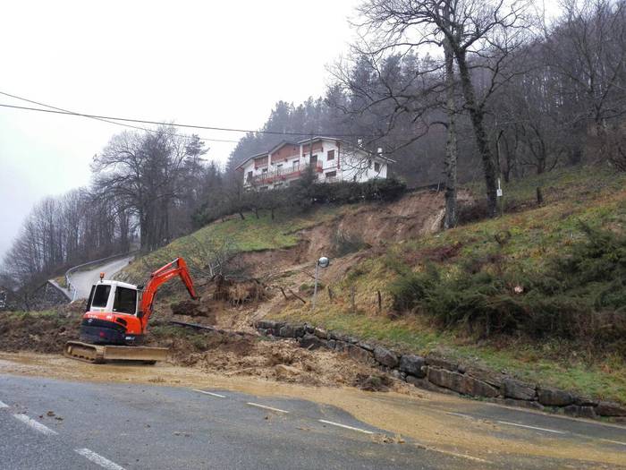 Plazaolako natur bidearen konpontze lanak hasi dituzte