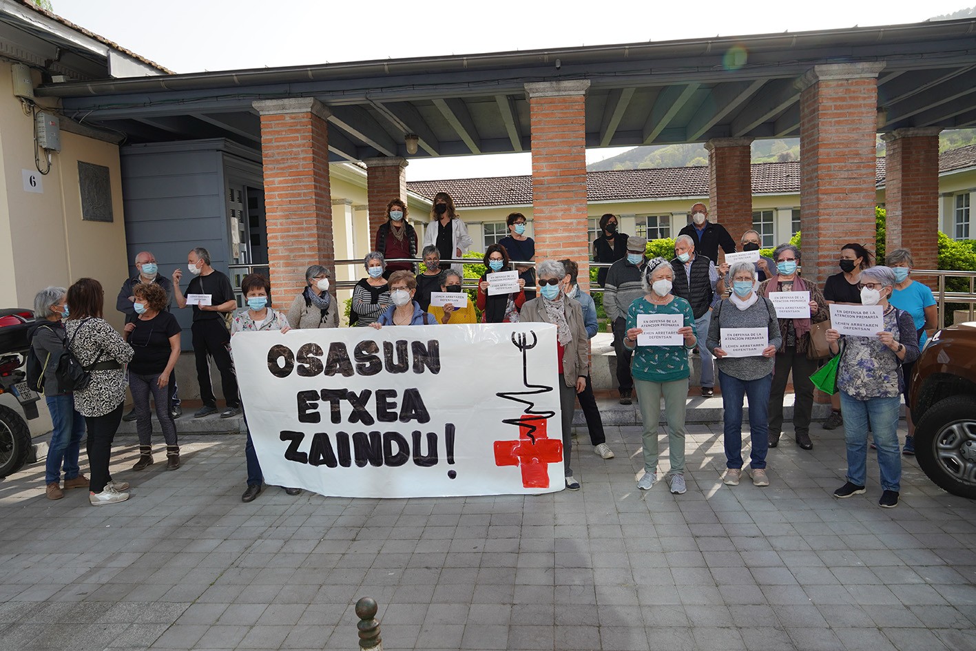 Osasun Etxea zaintzea eskatuz elkarretaratzea egin dute gaur ere Lesakan