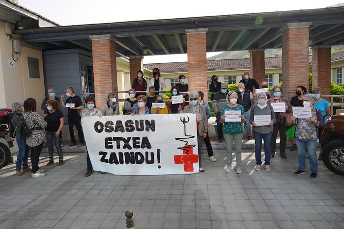 Osasun Etxea zaintzea eskatuz elkarretaratzea egin dute gaur ere Lesakan