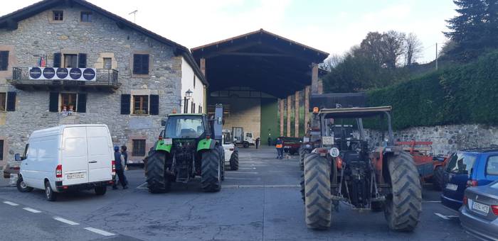 39 ibilgailuk pasatu dute nekazaritzako ibilgailuen azterketa teknikoa Donamarian