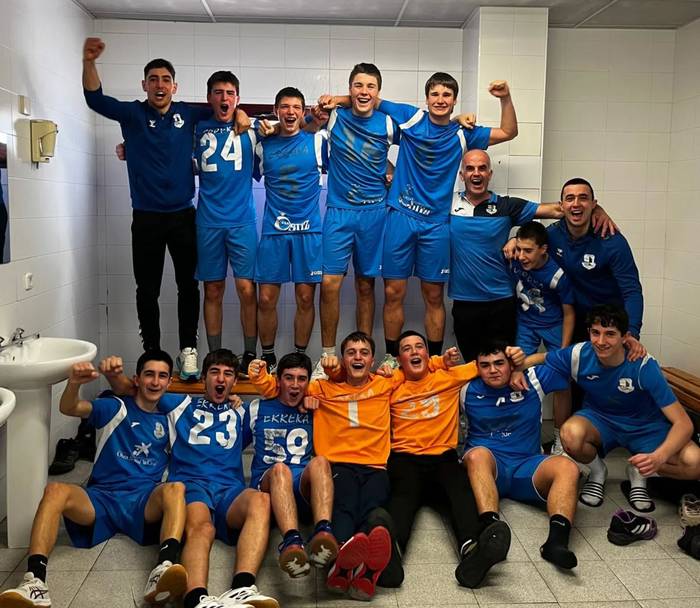 Txapeldunen faseko lehen postua segurtatu eta lauko finala Doneztebera ekarriko du Errekako gizonezkoen eskubaloi taldeak