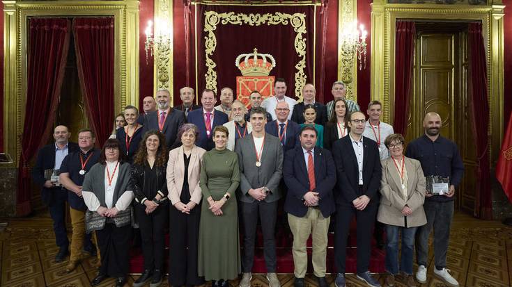 Baztan futbol taldeak 100. urtemugaren aitortza hartu du Nafarroako Gobernuaren partetik