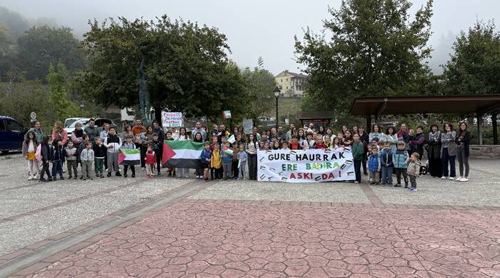 Sunbillako eskolak ere babesa adierazi dio Palestinako herriari