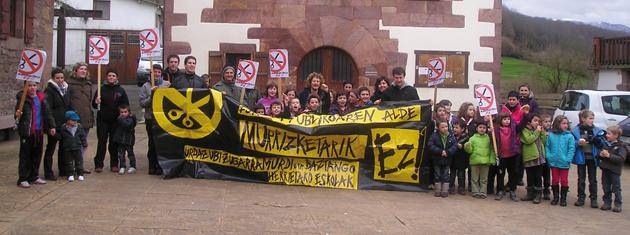 Murrizketen kontrako elkarretaratzeekin segitzen dute Baztango eskola ttikietan