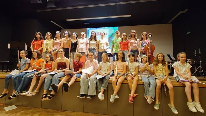 Berako musika eskolako zeharkako flauta ikasleak Hondarribian