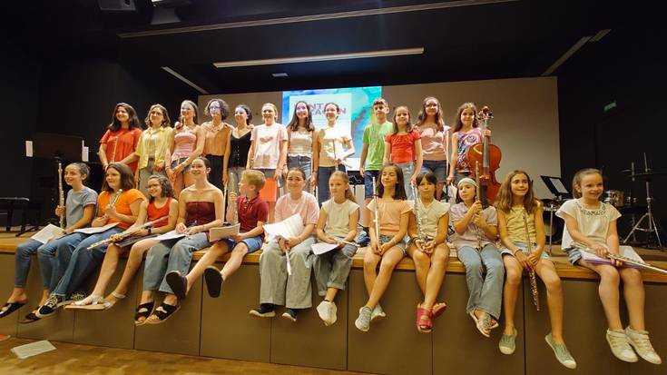 Berako musika eskolako zeharkako flauta ikasleak Hondarribian