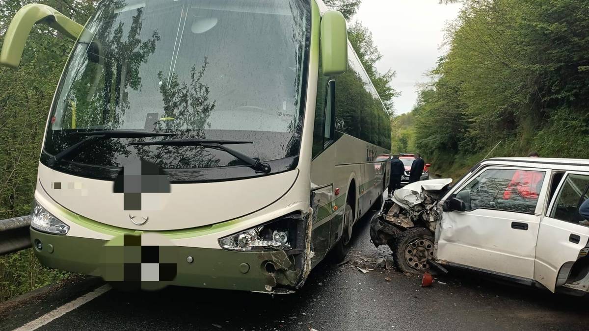 Arantzan lau pertsona larriki zaurituak auto baten eta autobus baten arteko istripuaren ondorioz