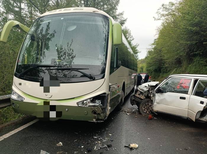 Arantzan lau pertsona larriki zaurituak auto baten eta autobus baten arteko istripuaren ondorioz