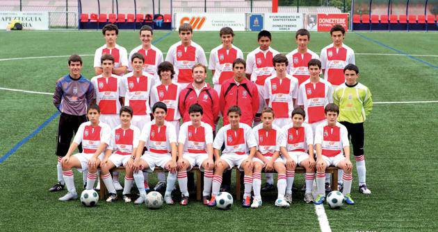 Doneztebe Futbol Taldeko kadeteak mailaz igo dira 