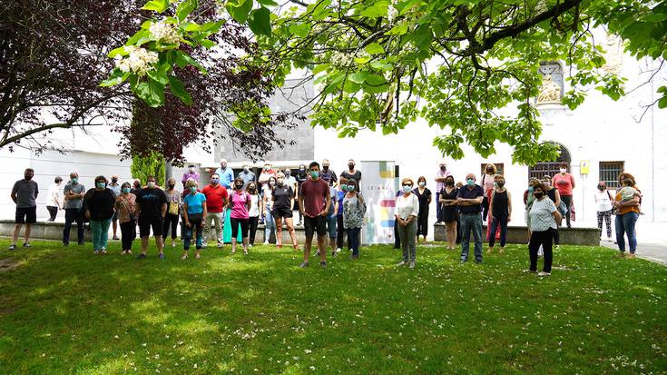 Larunbat gauetako gehiegikerien kontra azaldu dira Lesakako Udala eta herriko 30 gizarte eragile baino gehiago