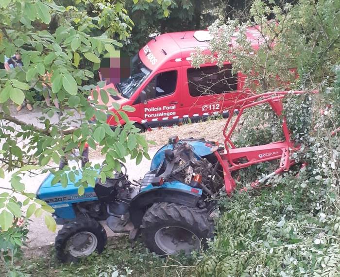 71 urteko gizasemea hil da Leitzan traktorea iraulita