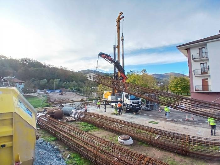 Elizondoko Baztanberri auzoko trafikoa arinduko duen zubi berria eraikitzen hasiak dira