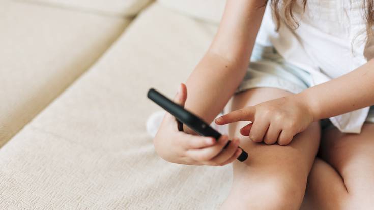 Droga emanen zenioke haur bati? Eta smartphone-a?