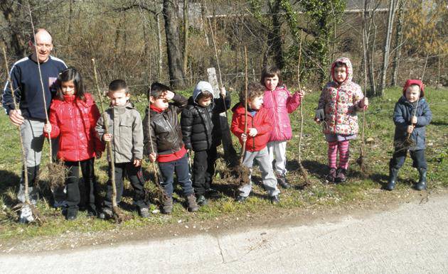 Eskolako haurrek Zuhaitzaren Eguna ospatu dute 