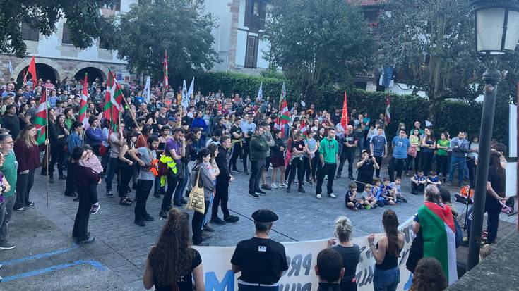 Guttieneko soldata propioaren alde karrikara atera da eskualdeko jendea