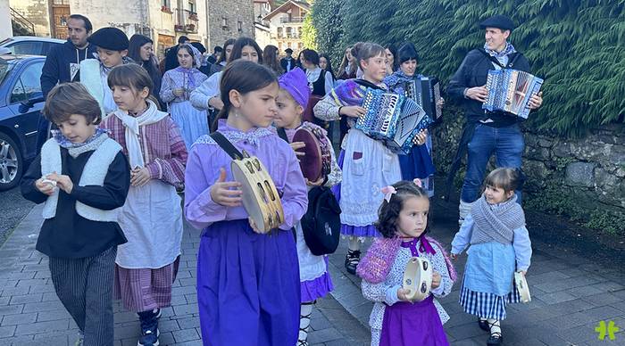 Aresoarrek kantuan eginen diete harrera Olentzerori eta Mari Domingiri