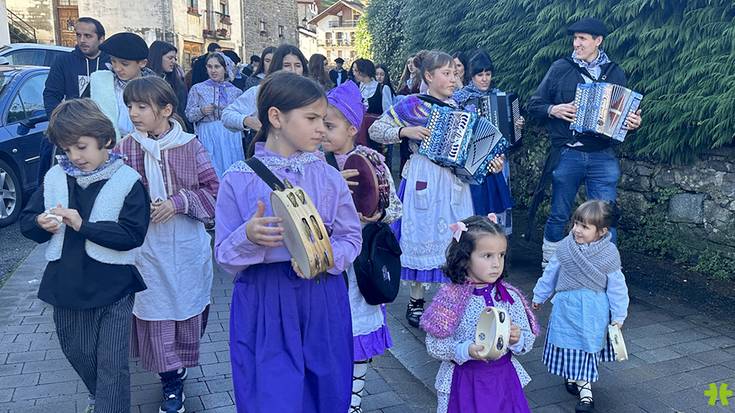 Aresoarrek kantuan eginen diete harrera Olentzerori eta Mari Domingiri