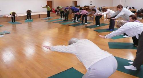 25 jubilatu yoga egiten 