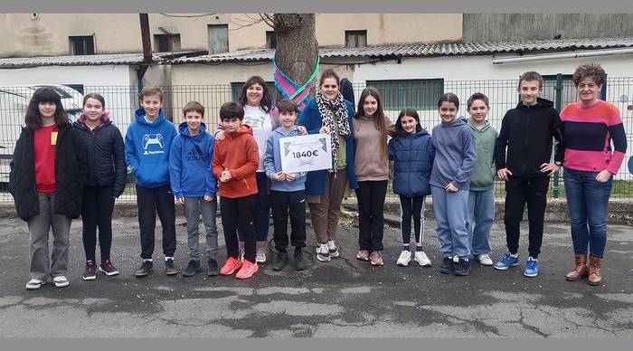 Goizuetako Minbiziaren Egun Solidarioan bildutako dirua 2zi Elkarteari eman diote