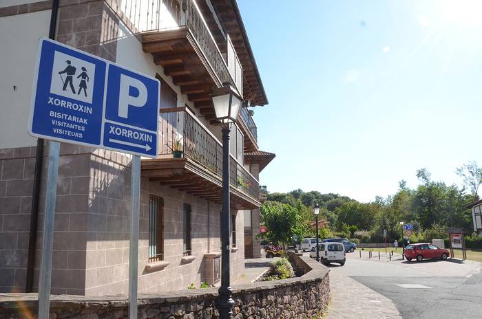 Erratzuko aparkalekua egiteko lurrak trukean jaso ditu Baztango Udalak
