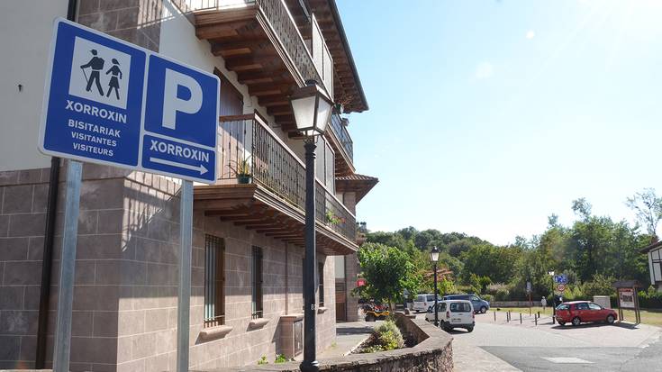 Erratzuko aparkalekua egiteko lurrak trukean jaso ditu Baztango Udalak