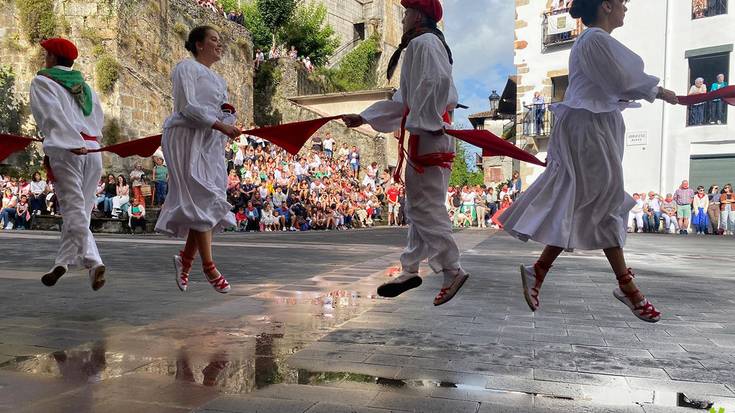 San Esteban eguneko arratsaldean Aurreskua dantzatu dute Beran