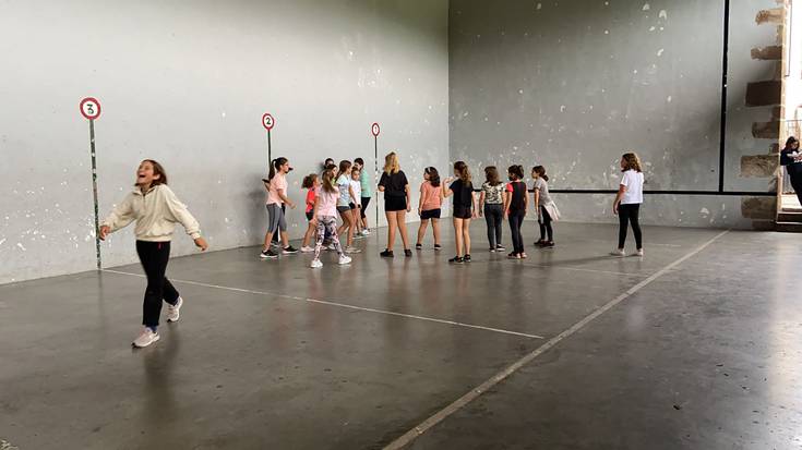 Neskak pilotan trebatzen hasi dira Aurtitzen