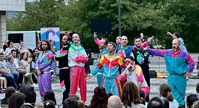 Tio Teronen Semeak taldearen dantza emanaldia