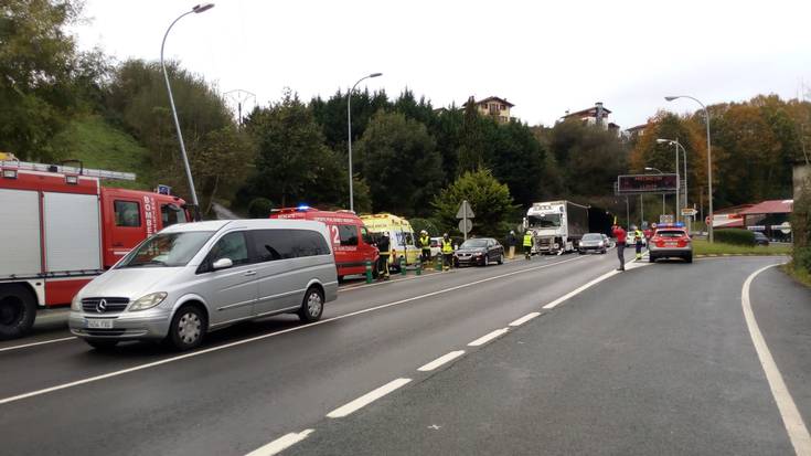 Istripua kamioi baten eta auto baten artean Berako tunelaren ondoan