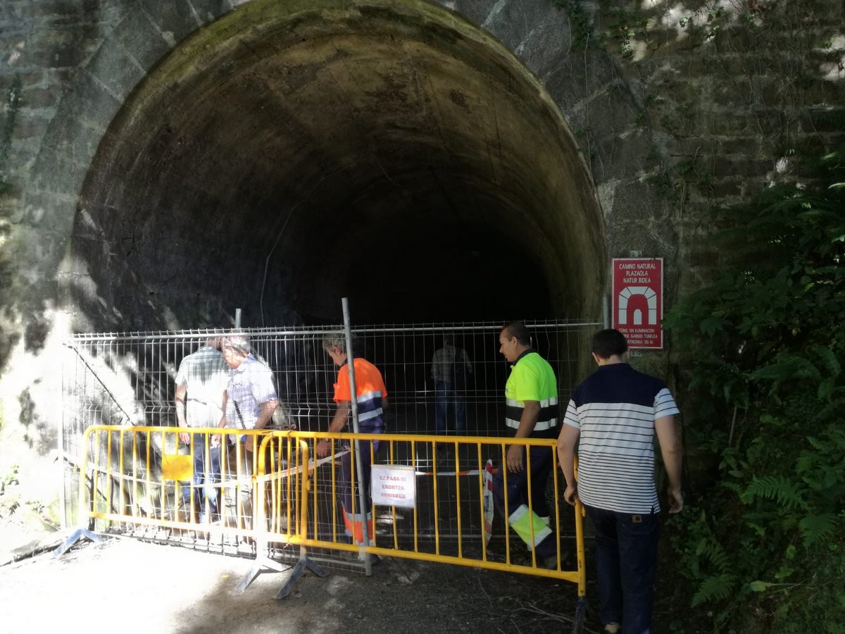 Plazaola trenbideko tunelean bildu dira Leitzako udal ordezkariak, Plazaolako gerentea eta Nafarroako Gobernuko teknikaria