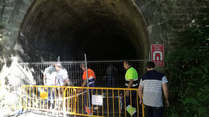 Plazaola trenbideko tunelean bildu dira Leitzako udal ordezkariak, Plazaolako gerentea eta Nafarroako Gobernuko teknikaria