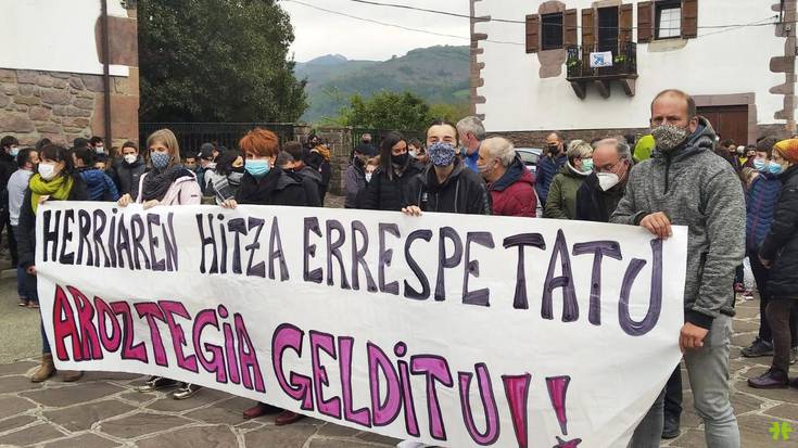 ARGAZKIAK: Elkarretaratzea Lekarozko plazan Aroztegiko proiektuaren kontra