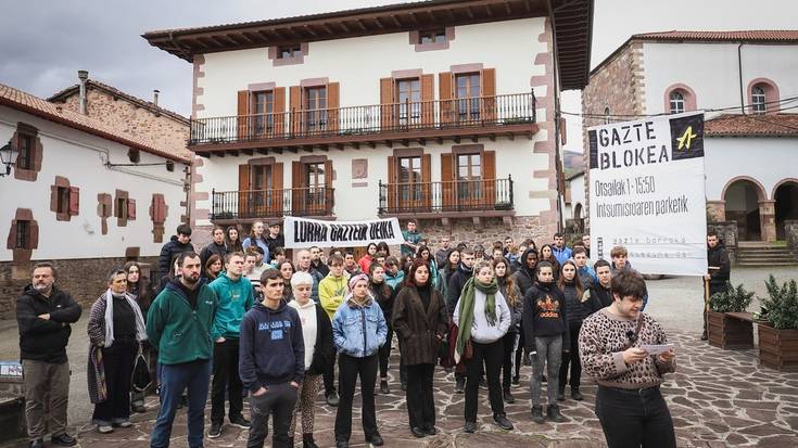 Ernaiko gazteek bat egin dute Aroztegiko manifestaziorekin larunbatean Iruñean