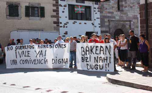 Familia batek herritarren arteko elkarbizitza hondatzen duela eta kezkatua dago jendea