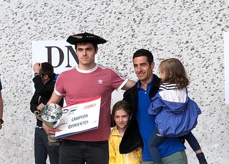 Jon Olaizolak Open Diario de Navarra txapelketako txapela jantzi du