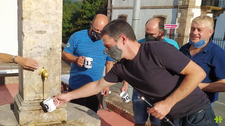 Plazako iturriaren 130. urteurrenean uraren batzordeko kideak omendu dituzte Iruritan