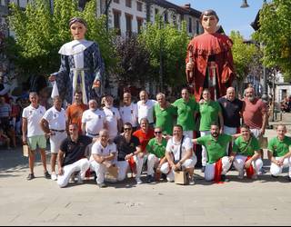 Lesakako erraldoi eta buruhandien konpartsan parte hartzeko gonbidapena egin dute