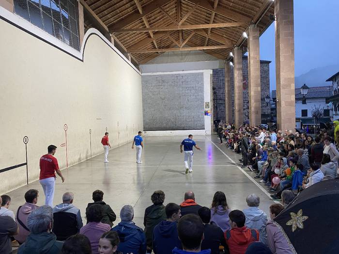 Jendetza bildu da Etxalarko Udazkeneko Kultur Egunetako bertso-pilota jaialdian