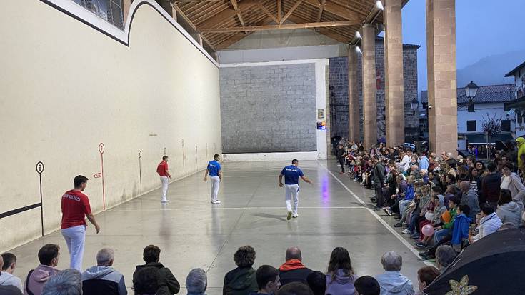 Jendetza bildu da Etxalarko Udazkeneko Kultur Egunetako bertso-pilota jaialdian