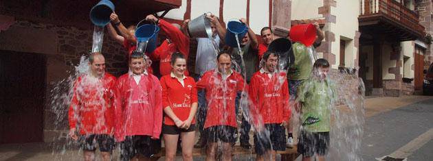 ELA eritasunaren ezagutza eta ikerketa bulkatzeko busti da Amaiurko sokatira taldea