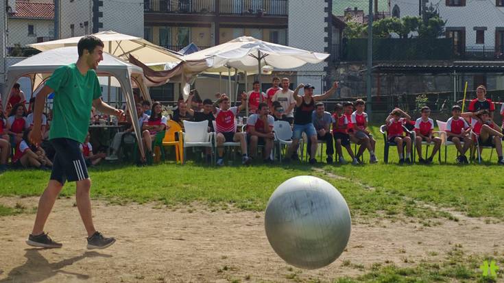 Arkiskil futbol zelaiari agur esateko festa egin dute