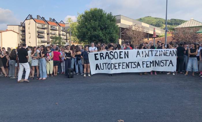 Erasoen aitzinean, autodefentsa feministarako deia egin dute Berako elkarretaratzean