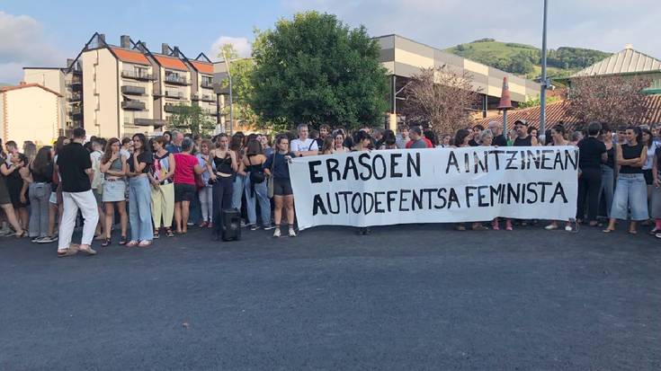 Erasoen aitzinean, autodefentsa feministarako deia egin dute Berako elkarretaratzean