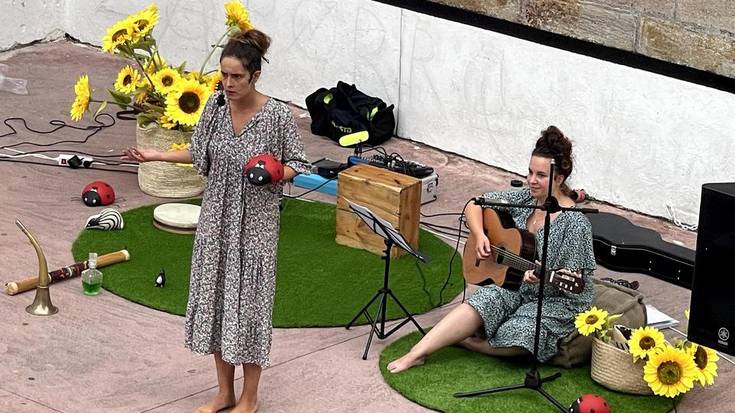 Arratsalde atsegina pasatu dute Zubietan Ameli eta Xirrikituen jostunek ipuin-kontalariarekin