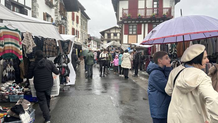 [ARGAZKIAK] Aziendarik gabeko feria eguna ospatzen ari dira Lesakan