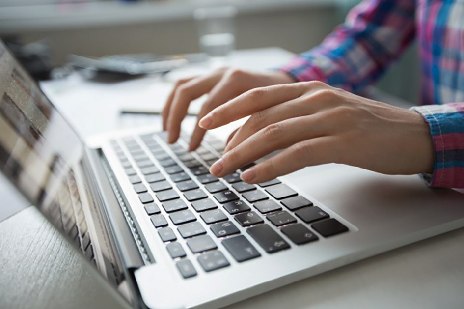 Alfabetatze eta gaikuntza digitaleko ikastaroak antolatu ditu gobernuak udarako