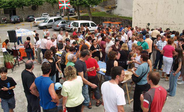 Santioak hobetzeko lanean hasia da festetako batzordea