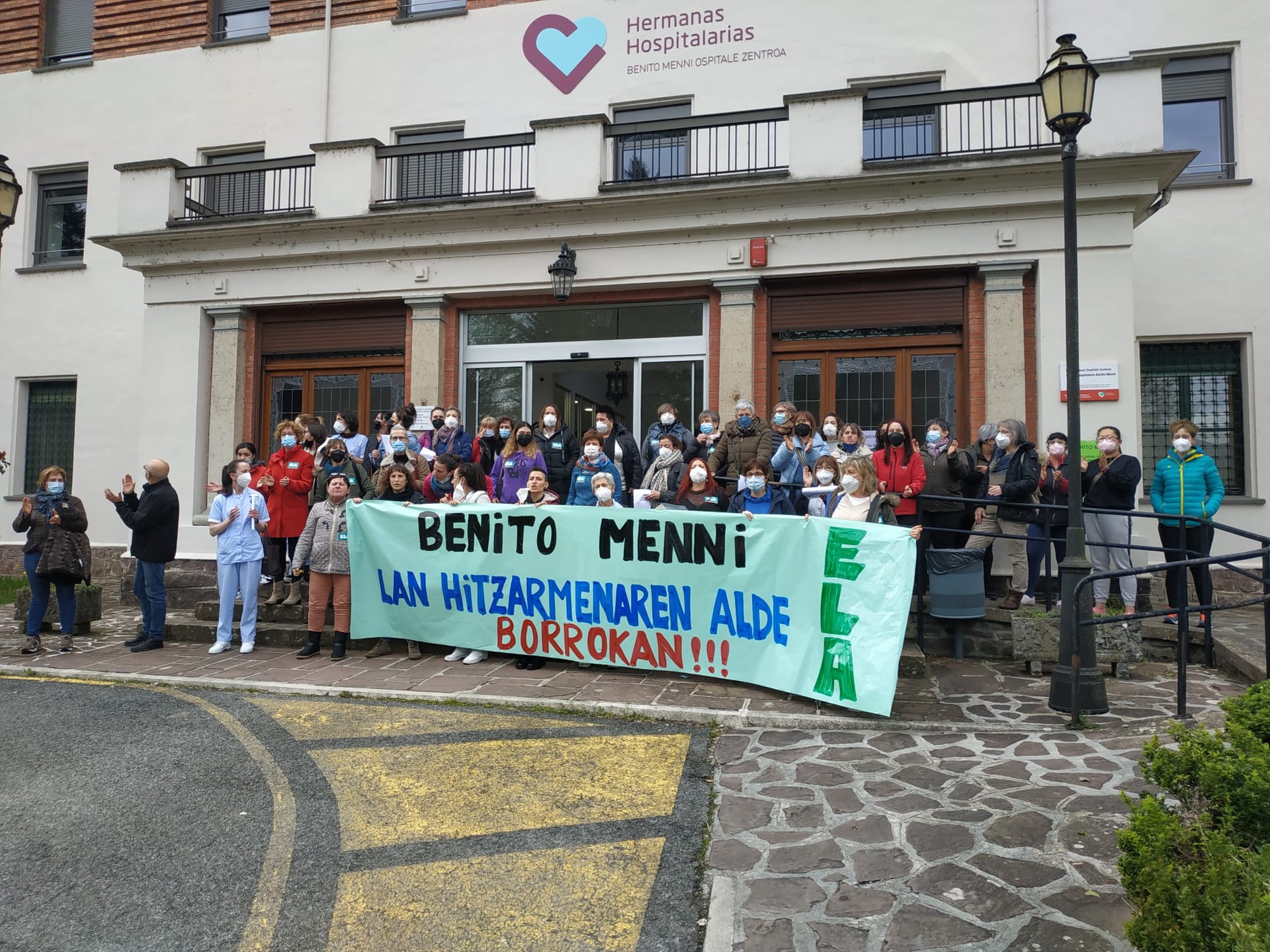 Elkarretaratzea egin dute Benito Menniko langileek gaur eguerdian