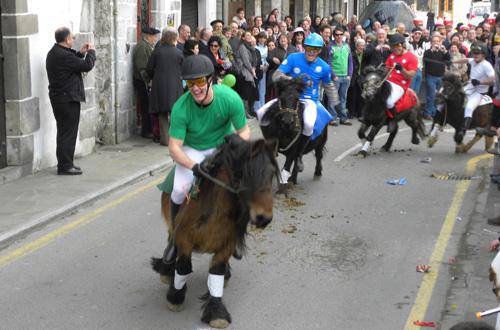 Karroza desfile ikusgarriarekin bukatu ziren Lesakako inauteriak