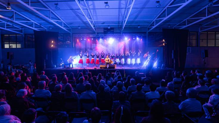 'Urratsetan' emanaldiak leporaino bete du Leitzako kiroldegia